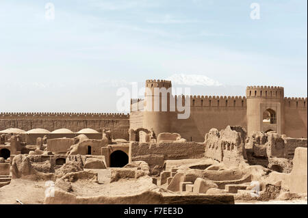 Rovine, torri e mura della fortezza cittadella Arg-e Rayen, Kerman Provincia, Iran Foto Stock