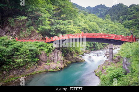 Una lunga esposizione del ponte Shinkyo in Nikko, Giappone Foto Stock