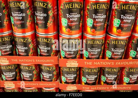 Teglie di Heinz minestra di pomodoro sugli scaffali del supermercato Foto Stock