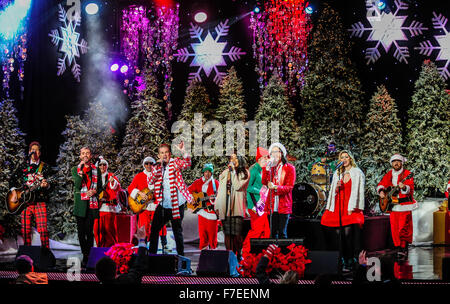 Los Angeles, Stati Uniti d'America. 29 Nov, 2015. I musicisti si esibiscono durante la 84ma Hollywood parata natalizia di Los Angeles, Stati Uniti, nov. 29, 2015. Credito: Zhang Chaoqun/Xinhua/Alamy Live News Foto Stock