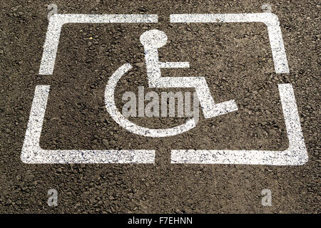 Verniciato bianco parcheggio disabili segno di spazio su grigio asfalto con nessuno Foto Stock