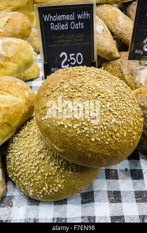 Pane integrale panini con fiocchi d'avena sul display per la vendita, England, Regno Unito Foto Stock