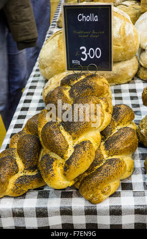 Pane Cholla sul display per la vendita in Woking, Surrey, England, Regno Unito Foto Stock