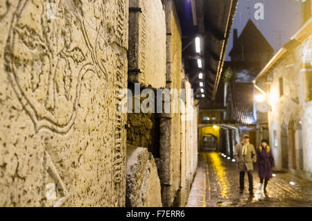 Antiche lapidi al Passaggio di Santa Caterina, Tallinn, Estonia Foto Stock