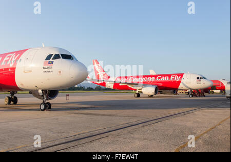 Air Asia Airbus A320 su asfalto presso l'Aeroporto Internazionale di Kuala Lumpur 2 (KLIA2) Foto Stock