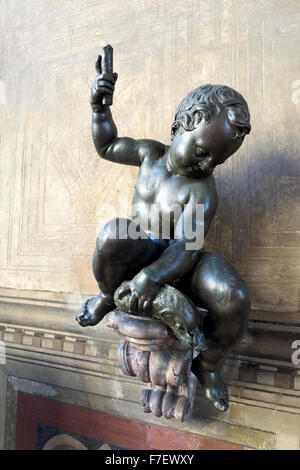 Putto di pesca del Giambologna (1529-1608) fontana in bronzo decorazione da giardino del Casino di San Marco - Museo Nazionale del Bargello - Firenze, Italia Foto Stock