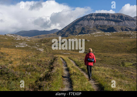 Una collina walker avvicinando Arkle in Sutherland Scozia Scotland Foto Stock