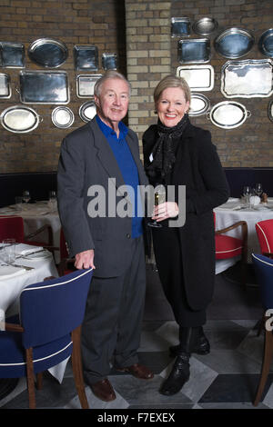 Sir Terence Conran con la moglie Vicki, British designer e fondatore di Habitat, ristoratore e proprietario di Hotel, London, England, Regno Unito Foto Stock