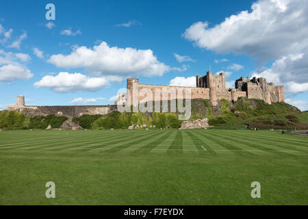 Bellissimo il Castello di Bamburgh sorge su un affioramento di dolerite affacciato sul villaggio di Bamburgh Northumberland England Regno Unito Regno Unito Foto Stock