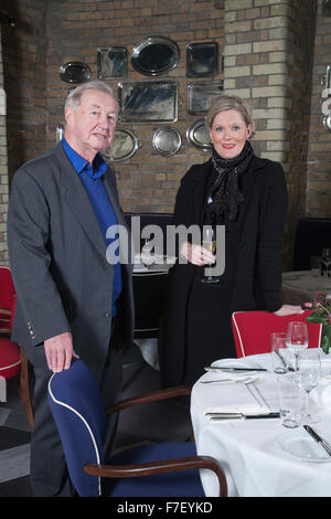 Sir Terence Conran con la moglie Vicki, British designer e fondatore di Habitat, ristoratore e proprietario di Hotel, London, England, Regno Unito Foto Stock