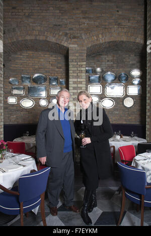 Sir Terence Conran con la moglie Vicki, British designer e fondatore di Habitat, ristoratore e proprietario di Hotel, London, England, Regno Unito Foto Stock