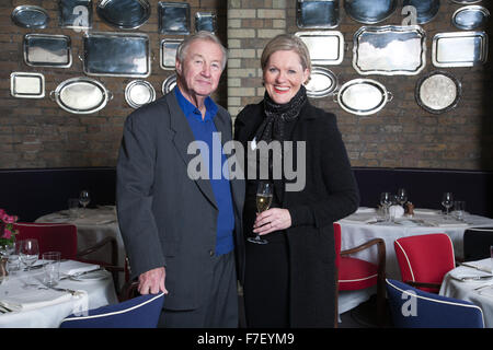 Sir Terence Conran con la moglie Vicki, British designer e fondatore di Habitat, ristoratore e proprietario di Hotel, London, England, Regno Unito Foto Stock