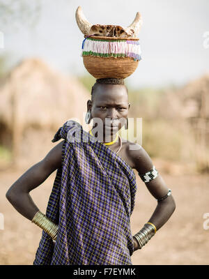 Ritratto di Ateri, tribù dei Mursi, Chamolo Village, Valle dell'Omo, Etiopia Foto Stock