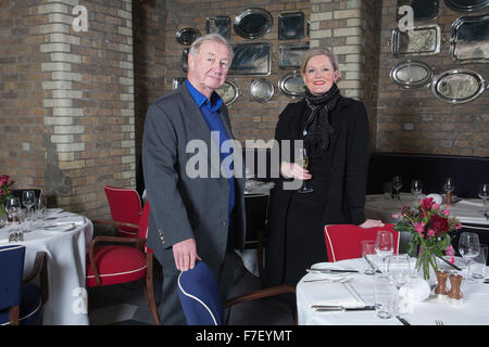 Sir Terence Conran con la moglie Vicki, British designer e fondatore di Habitat, ristoratore e proprietario di Hotel, London, England, Regno Unito Foto Stock