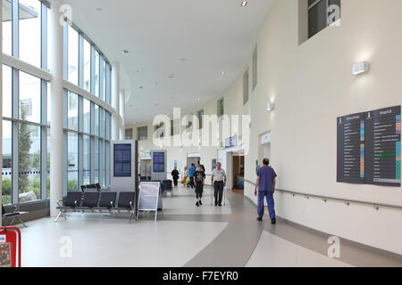 Principale percorso di circolazione al Broomfield Hospital, Chelmsford Essex, Regno Unito un nuovo stato della tecnica ospedale aperto nel 2010 Foto Stock