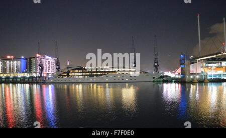 Hotel galleggiante Sunborn Londra vedere in Royal Victoria Dock, Londra di notte Foto Stock