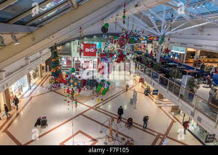 Sala principale "Grafton Center' decorazioni di Natale della città di Cambridge Cambridgeshire England Foto Stock