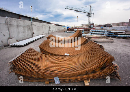 Pila di griglia in acciaio in costruzione Foto Stock