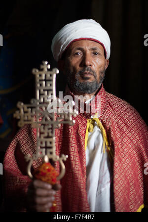 Un cristiano etiope sacerdote ortodosso può contenere fino a Lalibela cross Foto Stock