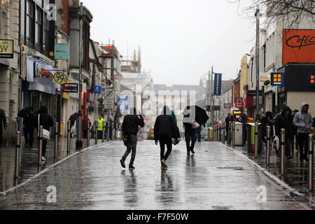 Swansea Regno Unito. Lunedì 30 Novembre 2015 agli acquirenti con ombrelloni in Oxford Street, Swansea, South Wales, come i forti venti e piogge è stata che colpisce la maggior parte delle parti nel Regno Unito. Credito: D Legakis/Alamy Live News Foto Stock