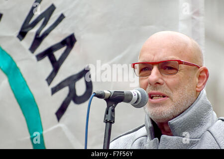 Musicista Brian Eno parlando a non bombardare la Siria protesta al di fuori di Downing Street, Londra, 28 novembre 2015 Foto Stock