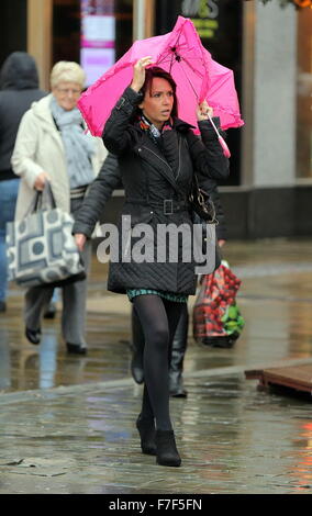 Swansea Regno Unito. Lunedì 30 novembre 2015 una femmina shopper con un ombrello in Oxford Street, Swansea, South Wales, come i forti venti e piogge è stata che colpisce la maggior parte delle parti nel Regno Unito. Credito: D Legakis/Alamy Live News Foto Stock