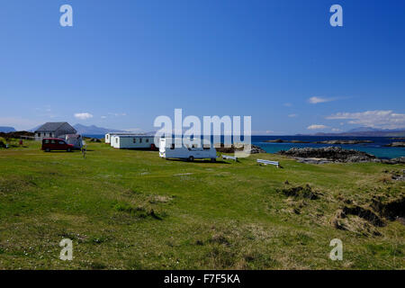 Roulotte parcheggiate fino a nord-ovest della costa scozzese vicino a Arisaig Foto Stock