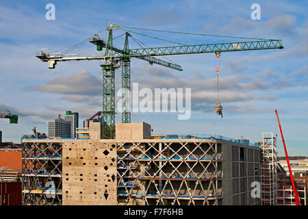 Gru a torre alta gru su altissime costruzioni edifici sviluppo sito progetto Leeds City Centre West Yorkshire Inghilterra Regno Unito Gran Bretagna Foto Stock