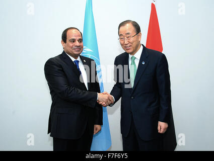 Paris, Paris, Francia. 30 Novembre, 2015. In Egitto il Presidente Abdel Fattah al-Sisi incontra con il Segretario Generale delle Nazioni Unite Ban Ki-moon durante il giorno di apertura della Conferenza mondiale sul clima in 2015 (COP21) a Le Bourget, vicino a Parigi (Francia), 30 Novembre 2015 © Stringer/immagini APA/ZUMA filo/Alamy Live News Foto Stock