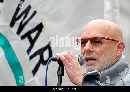 Musicista Brian Eno parlando a non bombardare la Siria protesta al di fuori di Downing Street, Londra, 28 novembre 2015 Foto Stock