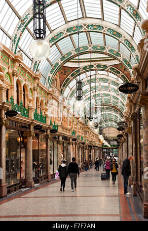 Persone shopping shoppers camminare lungo al coperto Victoria Quarter shopping arcade Leeds West Yorkshire Inghilterra Regno Unito GB Gran Bretagna Foto Stock