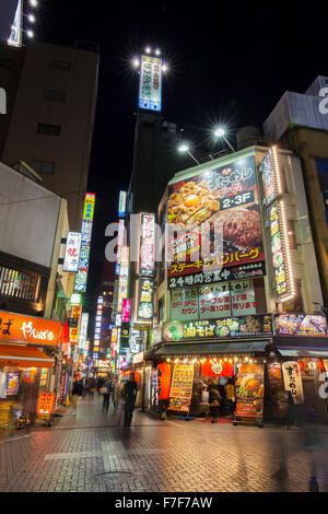 Tokyo nel quartiere commerciale di notte Foto Stock