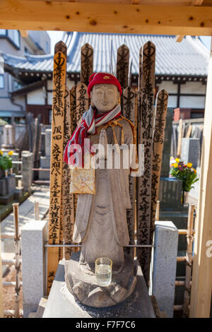 Una statua buddista in un cimitero di Tokyo Foto Stock