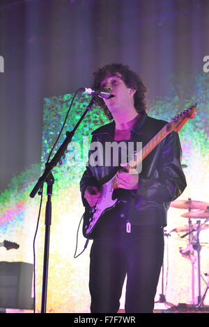 Matteo Healy e il 1975 giocare per un full house al Oasis Concerto in Swindon. Foto Stock