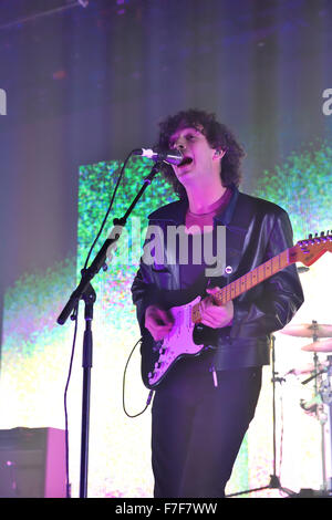 Matteo Healy e il 1975 giocare per un full house al Oasis Concerto in Swindon. Foto Stock