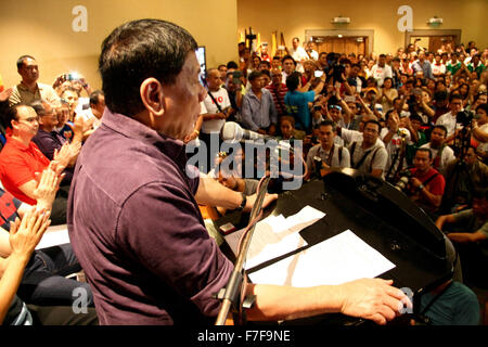 Filippine. 30 Novembre, 2015. Sindaco Duterte essendo applaudito dai suoi compagni di partito e i suoi sostenitori durante il suo annuncio parlato. Il sindaco di Davao Rodrigo Duterte formalmente la sua proclamazione a correre per la presidenza in .il prossimo anno di elezioni nazionali presso il Century Park Hotel Sheraton malato, Manila. Un sostenitore della pena di morte, Sindaco Duterte è anche noto e hanno .ammesso di fronte ai media, di avere ucciso personalmente noti criminali a Davao .Città, ha due mogli e due amiche, e recentemente hanno maledetto il papa per .causando disagi a lui mentre bloccato su un traffico Foto Stock