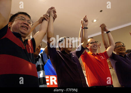 Filippine. 30 Novembre, 2015. Sindaco Duterte (medio) solleva le braccia e il suo compagno di corsa, il senatore Allan Peter Cayetano (maglietta rossa) durante la loro proclamazione presso il Century Park hotel a Manila. Il sindaco di Davao Rodrigo Duterte formalmente la sua proclamazione a correre per la presidenza in .il prossimo anno di elezioni nazionali presso il Century Park Hotel Sheraton malato, Manila. Un sostenitore della pena di morte, Sindaco Duterte è anche noto e hanno .ammesso di fronte ai media, di avere ucciso personalmente noti criminali a Davao .Città, ha due mogli e due amiche e hanno recentemente maledetto Foto Stock