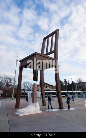 Ginevra. 30 Novembre, 2015. Le foto scattate sul nov. 30, 2015 mostra la celebre scultura "sedia rotta' installato con una 'nuova gamba" e di una "nuova" del piede sulla Place des Nations a Ginevra, Svizzera. Una riunione degli Stati parti della convenzione del 1997 sul divieto di impiego, stoccaggio, produzione e trasferimento delle mine antipersona e sulla loro distruzione aperto da lunedì a Ginevra. Credito: Xu Jinquan/Xinhua/Alamy Live News Foto Stock