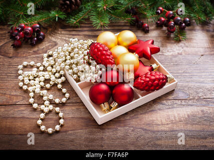 Decorazione di natale su sfondo di legno. Decorazioni Vintage Foto Stock
