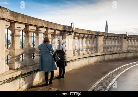 Il turista a godere la vista da St.la Cattedrale di San Paolo a Londra. Foto Stock