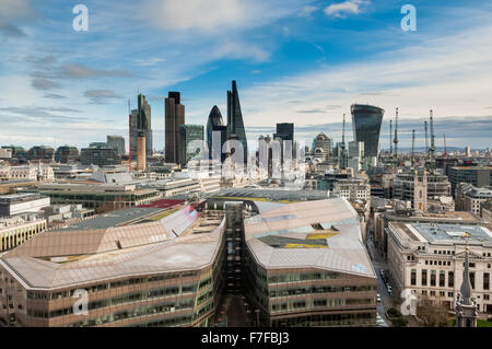 La vista da st. La cattedrale di san Paolo guardando ad est verso la città di Londra. includendo una chiara visione dei principali punti di riferimento di Londra. Foto Stock