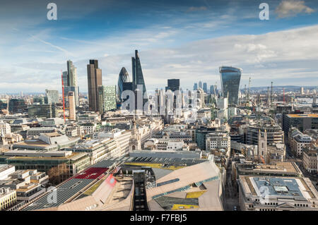 La vista da st. La cattedrale di san Paolo guardando ad est verso la città di Londra. includendo una chiara visione dei principali punti di riferimento di Londra. Foto Stock