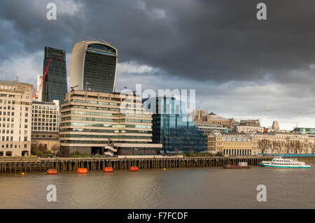 La vista dal Millennium Bridge di Londra che guarda sul fiume Tamigi verso la linea del litorale. Foto Stock