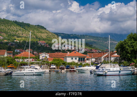 Piccolo yacht marina vith barche a vela paesaggio Foto Stock