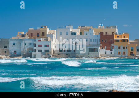 Costa siciliana, vista delle onde che si infrangono contro la costa occidentale della città di Trapani, Sicilia. Foto Stock