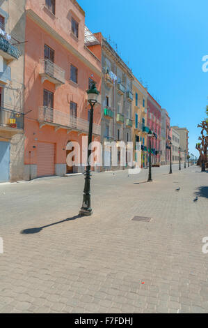 Trapani Sicilia, vista estiva di edifici color pastello lungo la banchina nella zona portuale di Trapani, Sicilia. Foto Stock