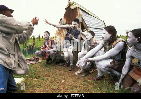 Giovani Xhosa avvia, che spendono circa un mese insieme in una speciale apertura camp, giocare i giochi tradizionali con loro guardiano Foto Stock