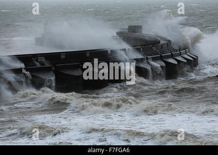 Newhaven, Regno Unito. 30 Novembre, 2015. Onde gigantesche crash contro la parete del porto di Brighton Marina come venti forti continuare sulla scia di tempesta Clodagh in East Sussex costa, Regno Unito Lunedì 30 Novembre, 2015. Regioni della Gran Bretagna hanno continuato ad essere oggetto di giallo avvisi meteo per presenza di raffiche di vento fino a 60km/h. Credito: Luca MacGregor/Alamy Live News Foto Stock