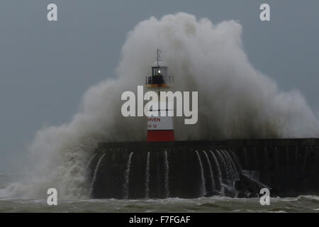 Newhaven, Regno Unito. 30 Novembre, 2015. Onde gigantesche crash contro la Newhaven faro del porto come venti forti continuare sulla scia di tempesta Clodagh in East Sussex costa, Regno Unito Lunedì 30 Novembre, 2015. Regioni della Gran Bretagna hanno continuato ad essere oggetto di giallo avvisi meteo per presenza di raffiche di vento fino a 60km/h. Credito: Luca MacGregor/Alamy Live News Foto Stock