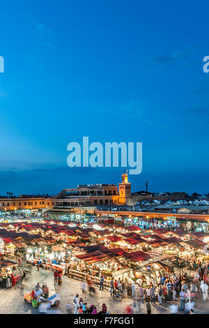 Vista del tramonto di stand gastronomici e la folla in Piazza Jemaa El Fna a Marrakech, Marocco. Foto Stock